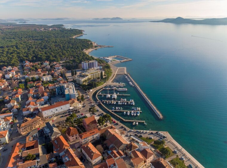 zračni pogled na marinu i obalni grad