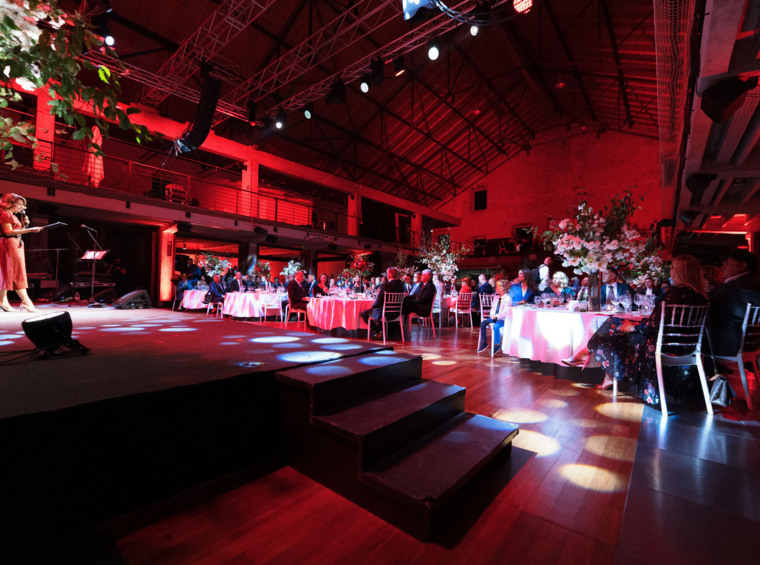 evento di gala serale con palco e tavoli eleganti