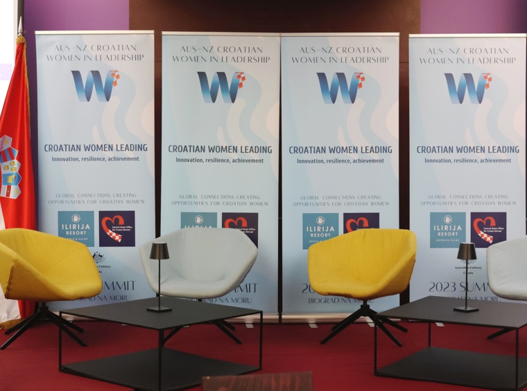 palco allestito per conferenza con sedute